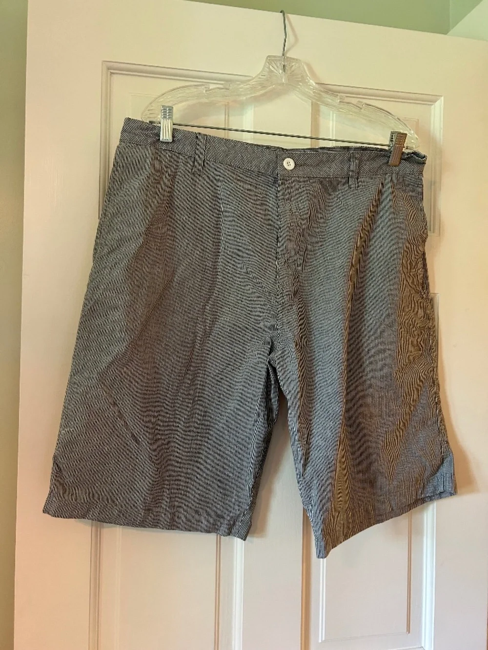 MEN'S BURNSIDE BLACK/WHITE STRIPED   SHORTS SIZE 36 11